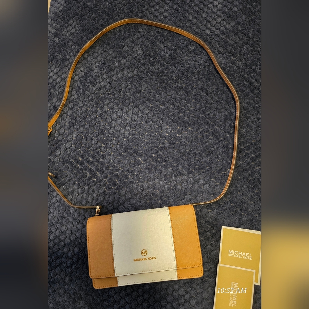 Michael Kors. beautiful smartphone crosbody purse